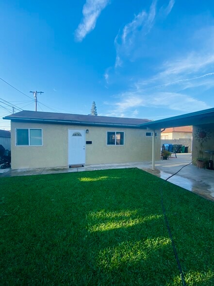 Building Photo - 4014 N Foxdale Ave