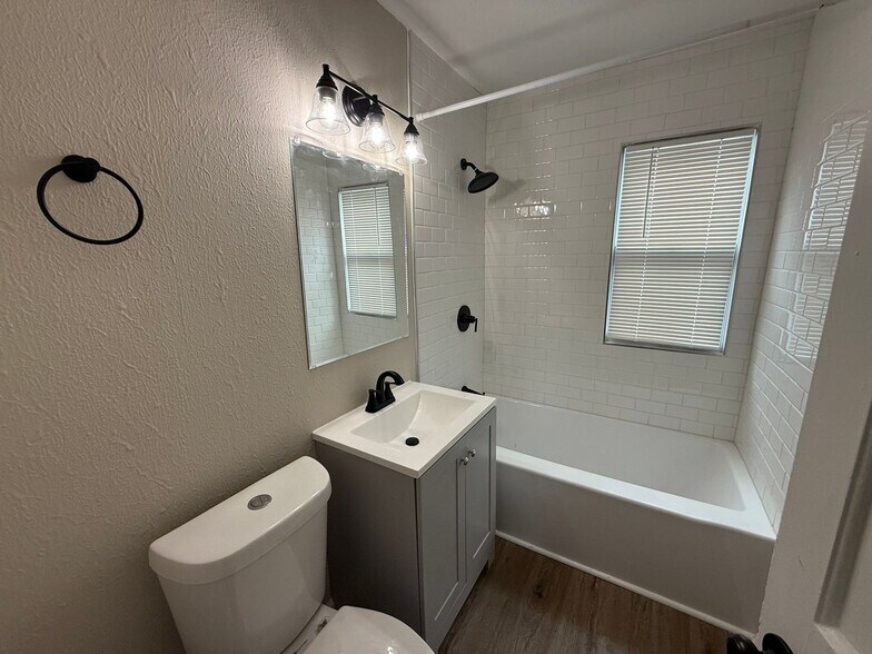 Building Photo - 14118 Evergreen Rd