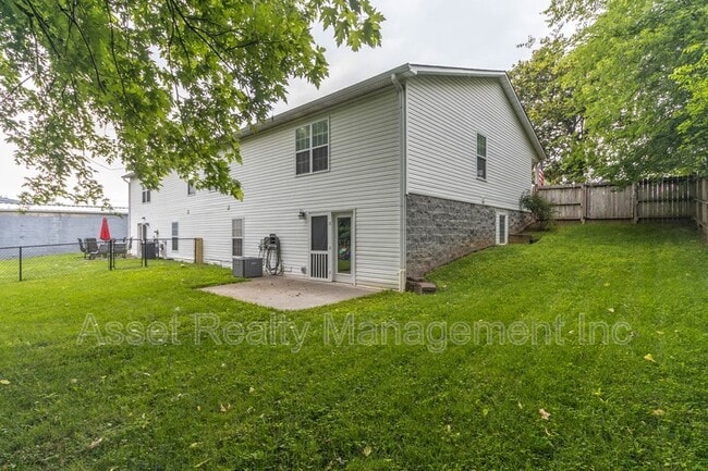 Building Photo - 913 Foch St