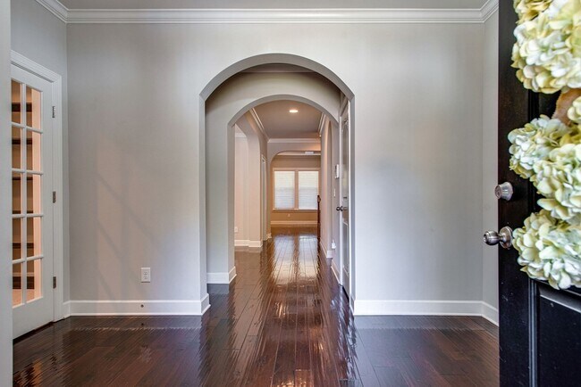 Building Photo - 9810 Glenmore Ln