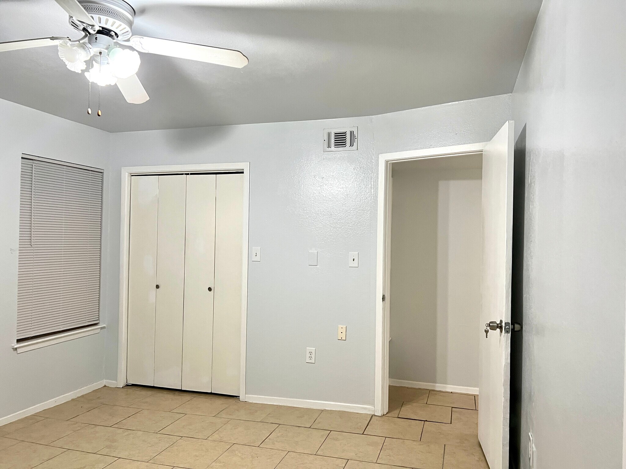 Building Photo - 2112 Tanglewood St