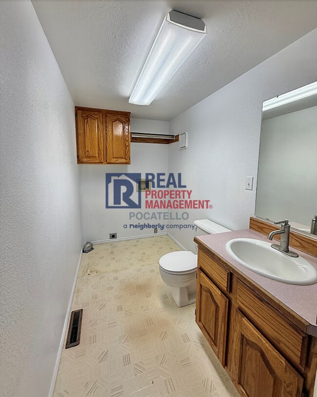 Building Photo - Beautiful 4 bed 2 1/2 bath - 3 car garage