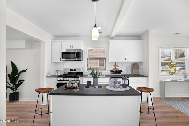 Building Photo - 3 Miracle Ln