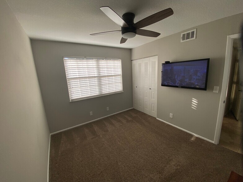 Building Photo - 1566 SE Royal Green Cir