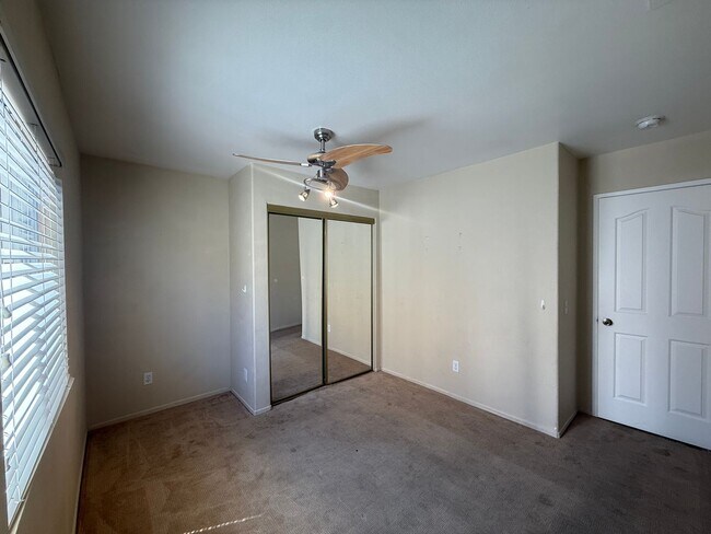 Building Photo - Quartz Hill 4 Bedroom 2 Bath!