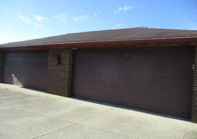 Garages - 18 25th St NW