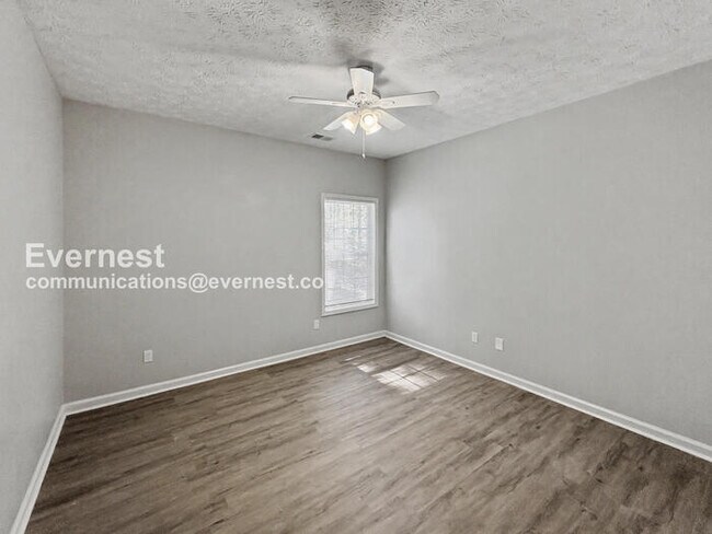 Building Photo - 4 Bed, 2 Bath Home with Garage / Pet-Friendly / Available Now!