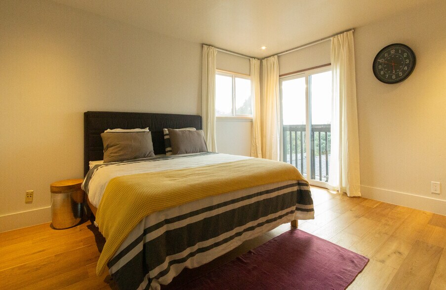 Main bedroom - 5955 Fern St