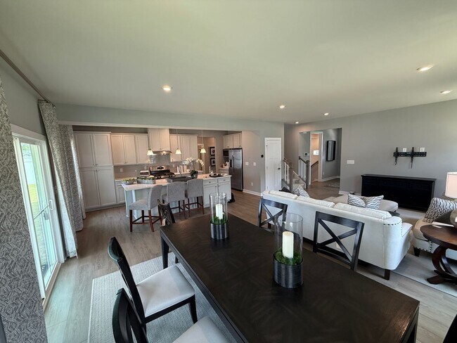 Building Photo - Never loved in Model Homes
