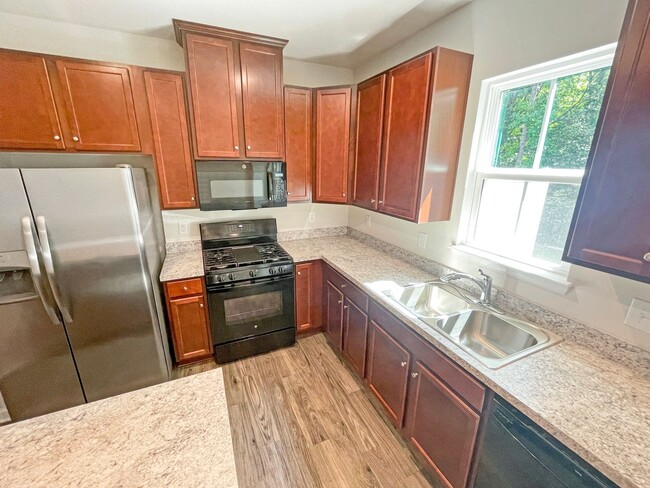 Building Photo - Beautiful Townhome in Ashland !!