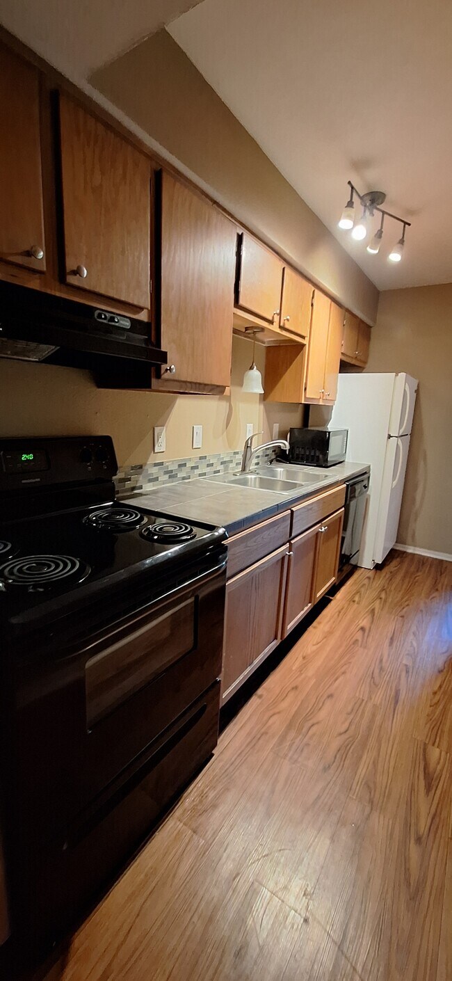 Building Photo - 302 Manuel Dr