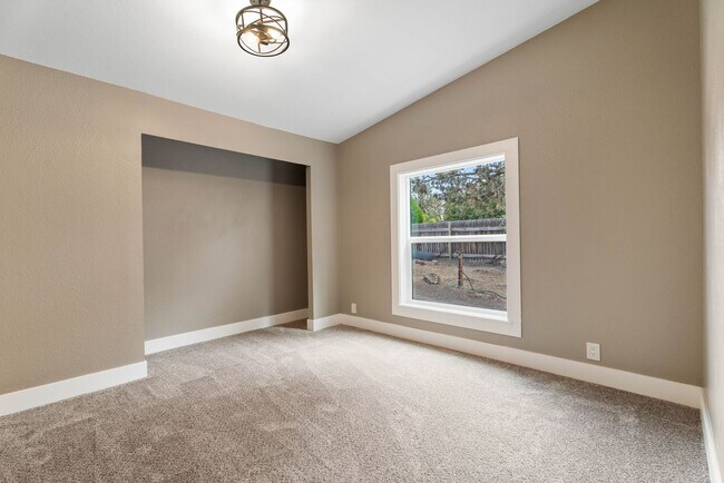 Building Photo - BRAND NEW FULL RENOVATION! Beautiful turn-key home available in Crooked River Ranch!