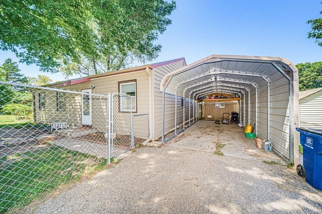 Building Photo - 168 E Grandview Dr
