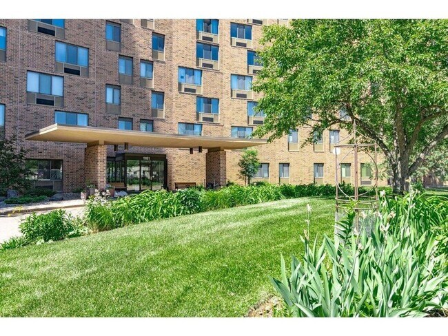 Building Photo - Spacious one-bedroom, one-bath condo in a fantastic St. Paul location!