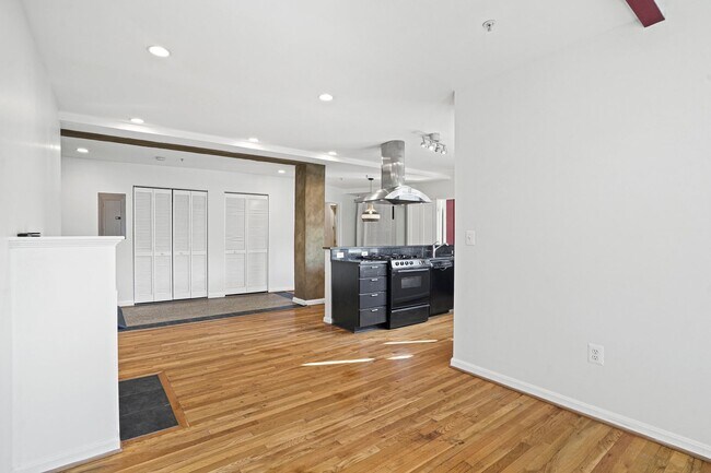 Building Photo - 2 Bedroom Beauty in Bloomingdale! Pets Wel...