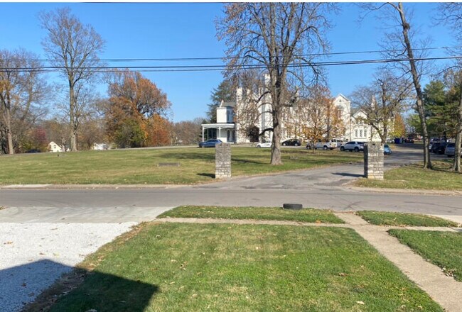 Building Photo - 212 Castlewood Dr
