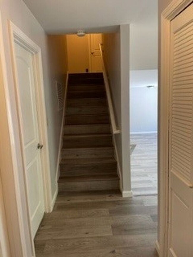 Building Photo - -Spacious 4 Bed 2.5 Bath, House, with Hew Hardwood Floors throughout -