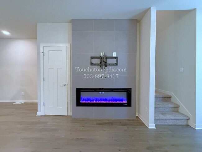 Building Photo - RECEIVE $500 OFF! READY NOW! CALL TODAY! Modern Hillsboro Townhome with AC, Electric Fireplace, a...