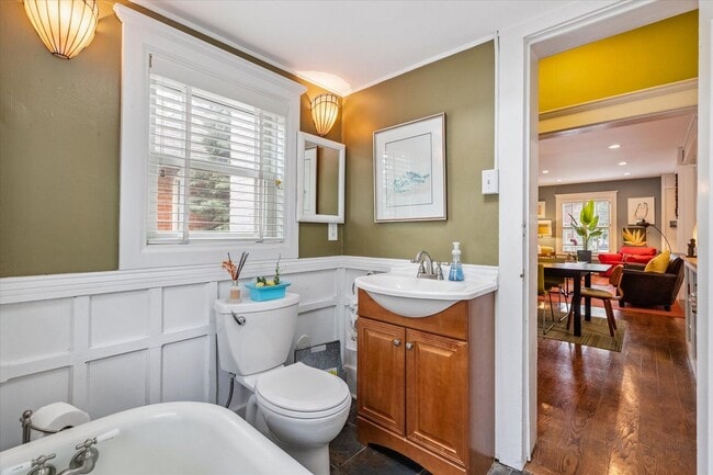 Building Photo - Furnished or unfurnished updated single family home in The Highlands.