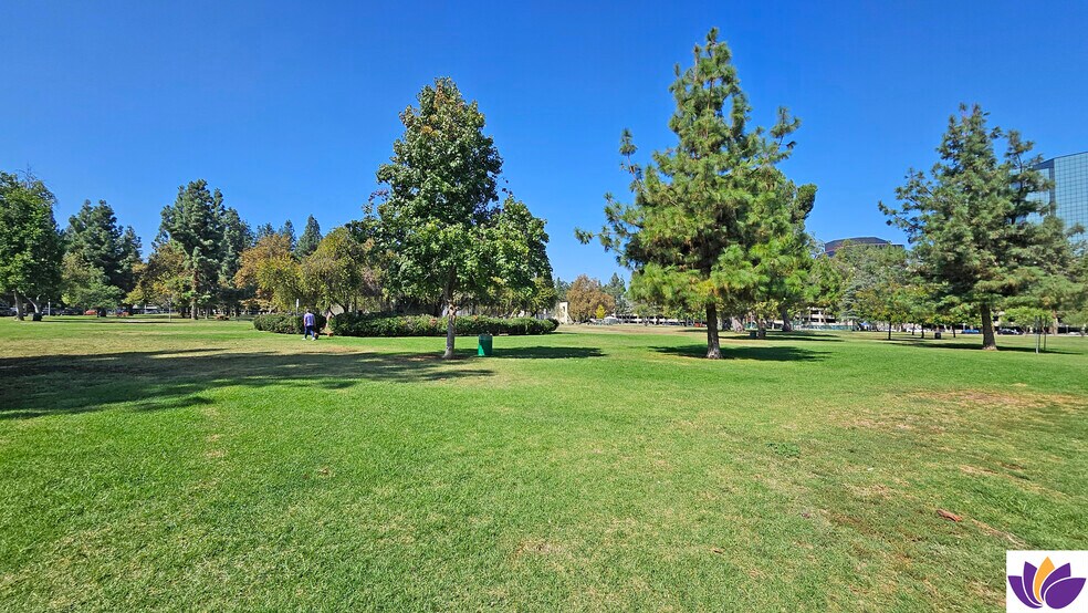 Building Photo - 5800 Owensmouth Ave