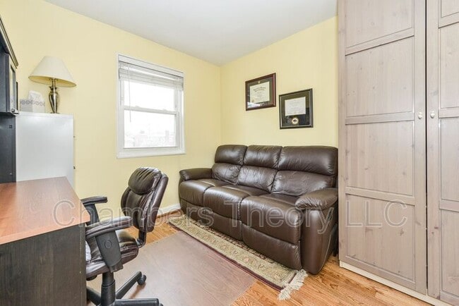 Building Photo - 629 S Henry St