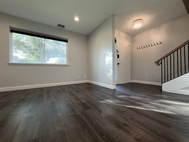 Building Photo - 1430 Newhall Pkwy