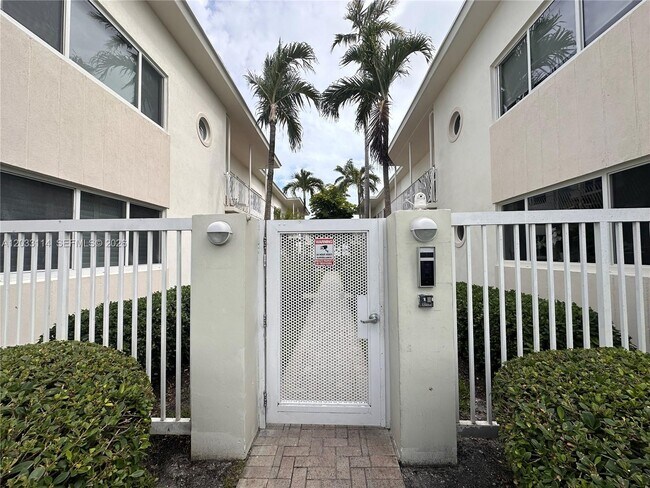 Building Photo - 1100 Venetian Way