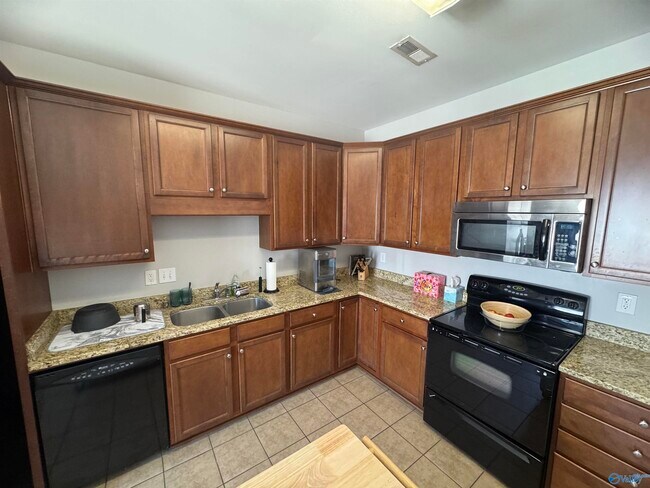 Building Photo - 468 Shamrock Dr