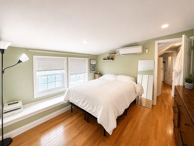 Building Photo - 18 Linden Pl