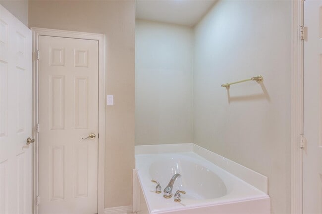 Building Photo - 10735 Norchester Village Dr