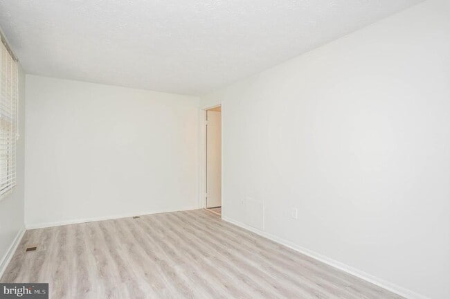 Building Photo - 14550 Farmcrest Pl