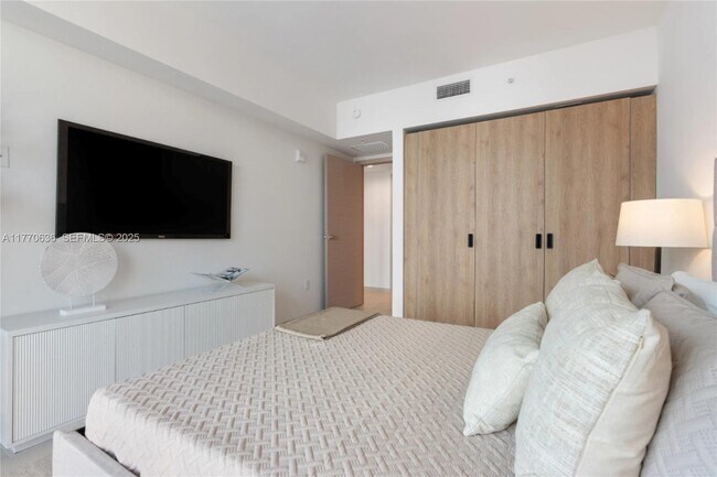 Building Photo - 10281 W Bay Harbor Dr