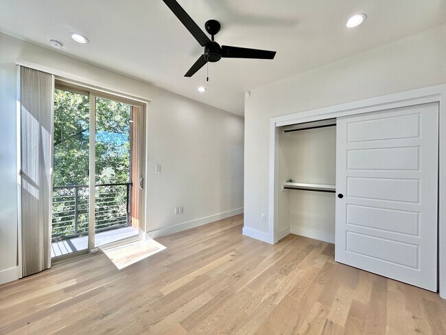 Building Photo - Spacious 2/BR 2.5/BA Modern Home with Abun...