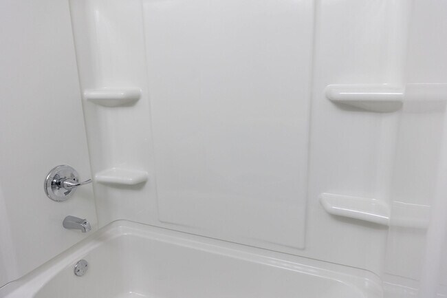 shower/tub combo, full bath - 2558 Crestleigh Mnr