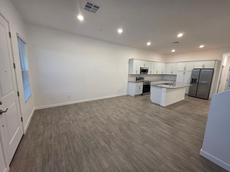 Building Photo - 8232 E University Dr