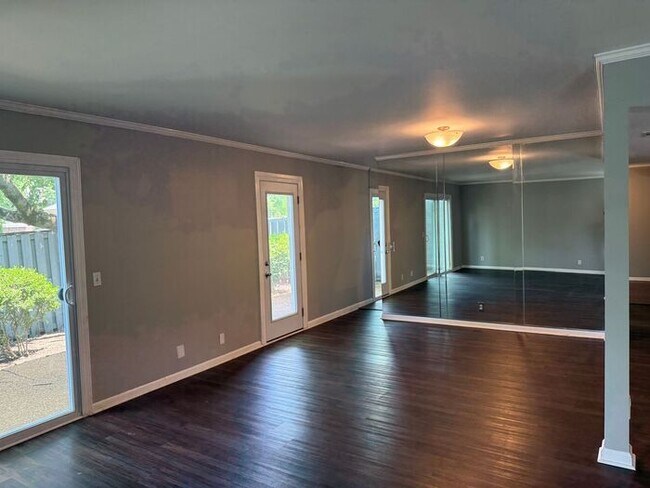 Building Photo - FOR RENT - 3 Bedroom Condo in Green Hills