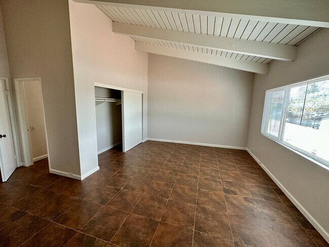 Building Photo - 3266 Loma Riviera Dr