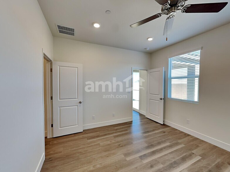 Building Photo - 822 English Primrose St