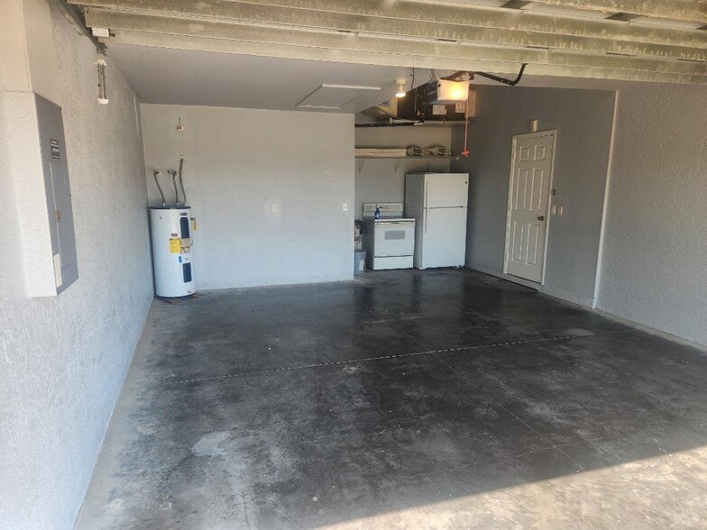 oversized garage - 2536 SW 24th Ct