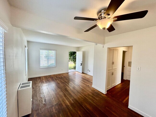 Building Photo - Charming and Bright 2 bed 1 bath in Point ...