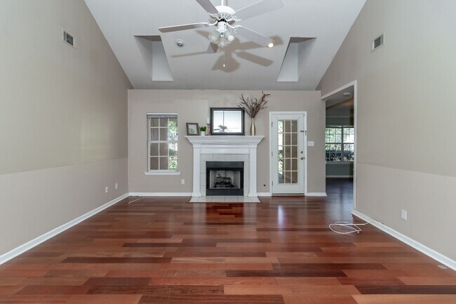 Building Photo - Beautiful 4 Bedroom, 2 Bath home with Large Yard