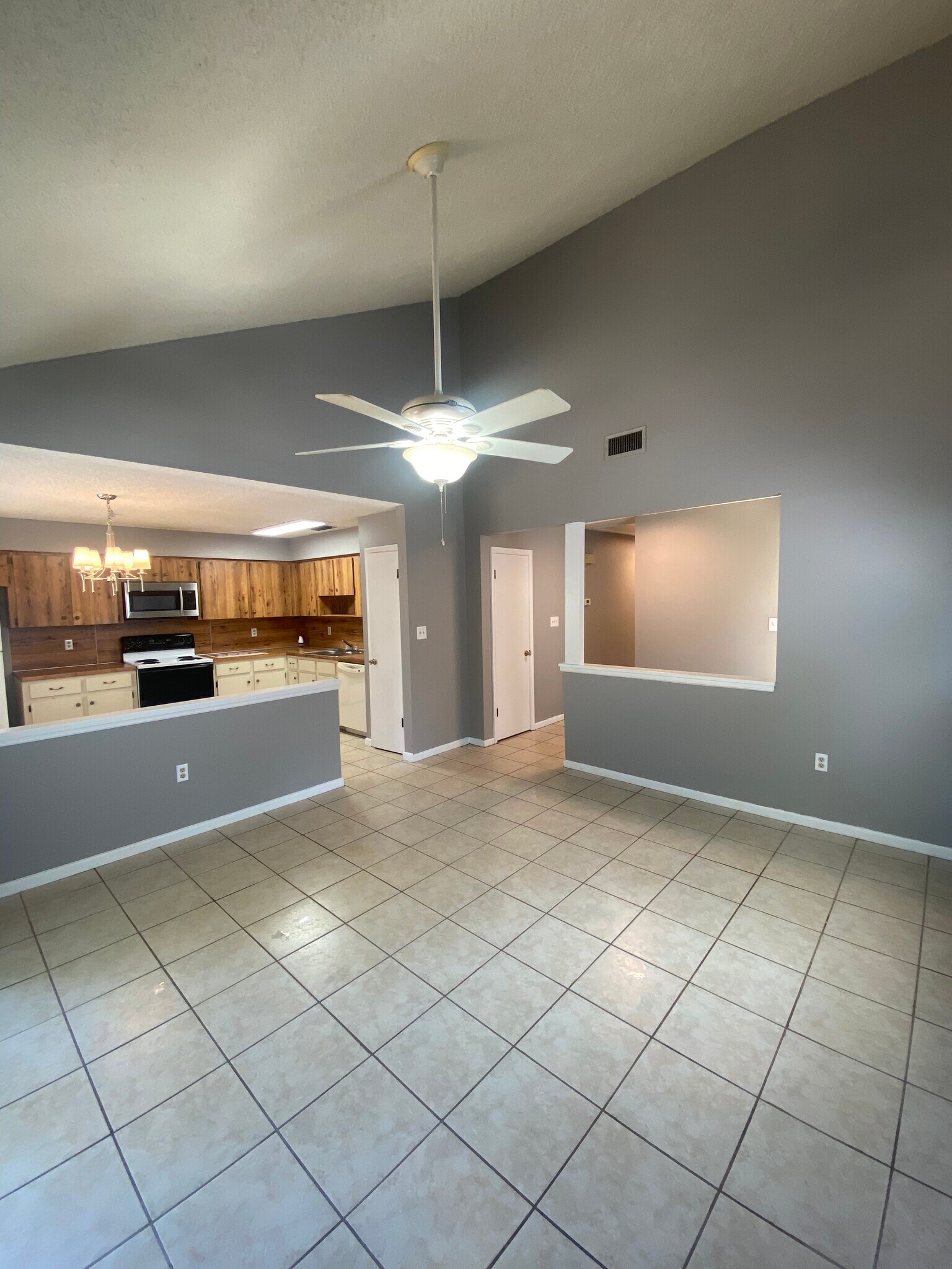 Building Photo - 950 Village Dr