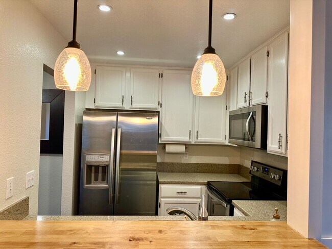 Building Photo - Great 2 Bedroom Townhome- Move in Ready! Washer/Dryer Garage