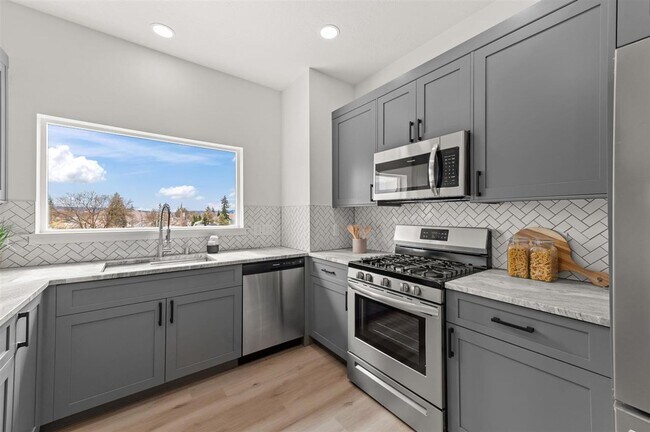 Building Photo - Brand New 2 Bed, 2 Bath Townhouse w/ a View!
