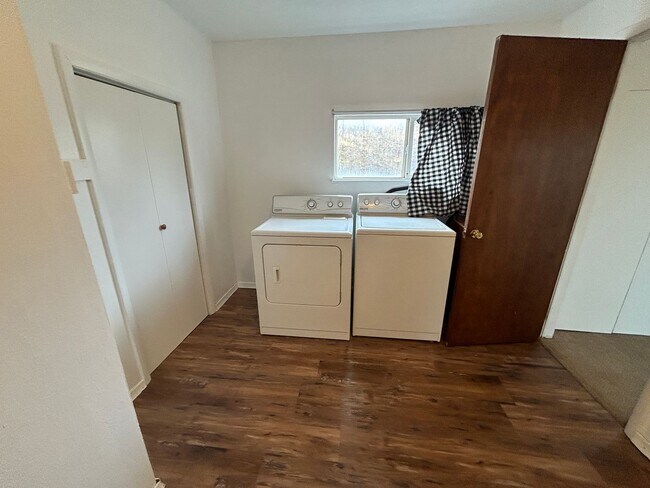 Building Photo - Country Living