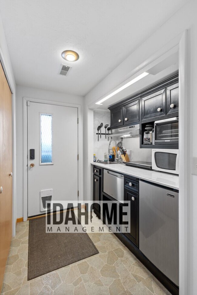 Building Photo - Upper Level of Beautiful Home