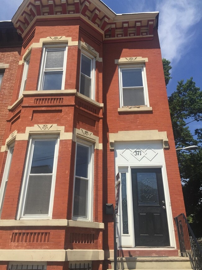 Primary Photo - 371 Bergen Ave