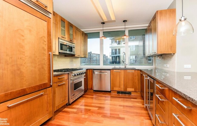 Building Photo - 640 W 237th St