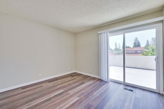 Building Photo - Reduced-Beautiful 3 bedroom 2 bath Single Family Home $4395