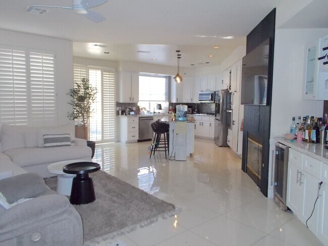 Building Photo - Stunning Fully Remodeled Luxury Home in Peccole Ranch